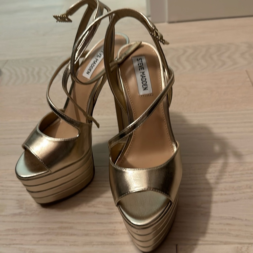Steve Madden gold shoes ! Size 8 !
